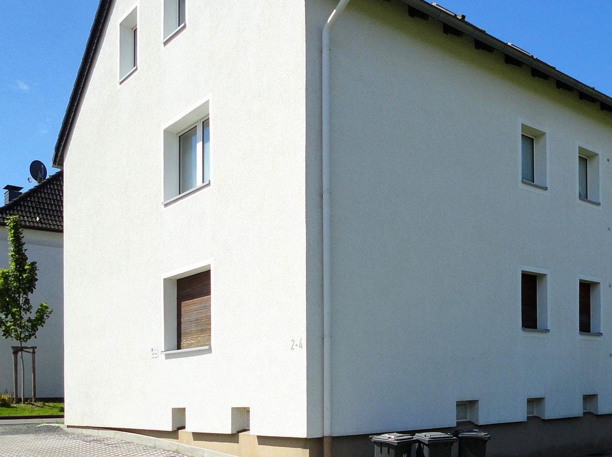 Dieselbe Hausfassade nach der Reinigung, heller und gleichmäßig